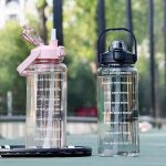 bouteille d'eau avec paille intégrée