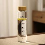 verre transparent avec bouchon en bambou