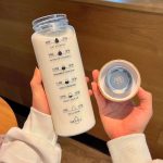 bouteille en verre avec incrustations de bambou