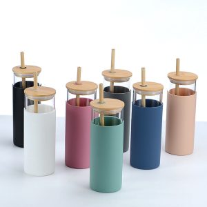 gourde en verre avec paille